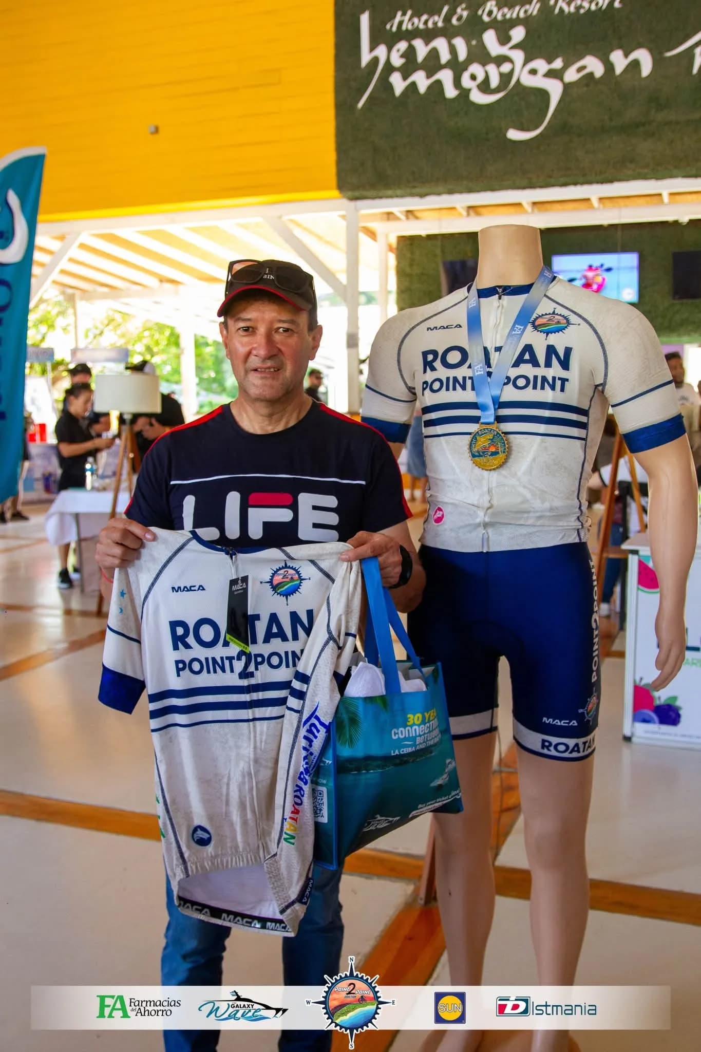Roatán Point 2 Point — camiseta oficial mannequin henry morgan resort.