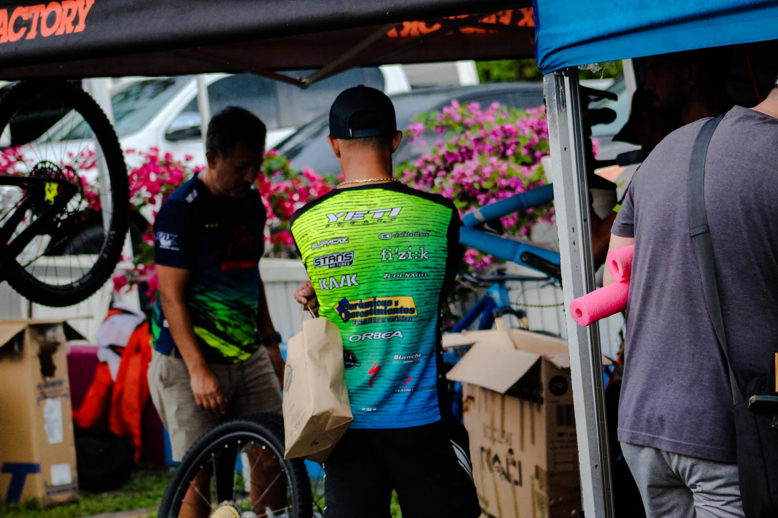 Roatán Point 2 Point — ciclista jersey multimarca carpa factory. Fotografía Adonis Maradiaga.