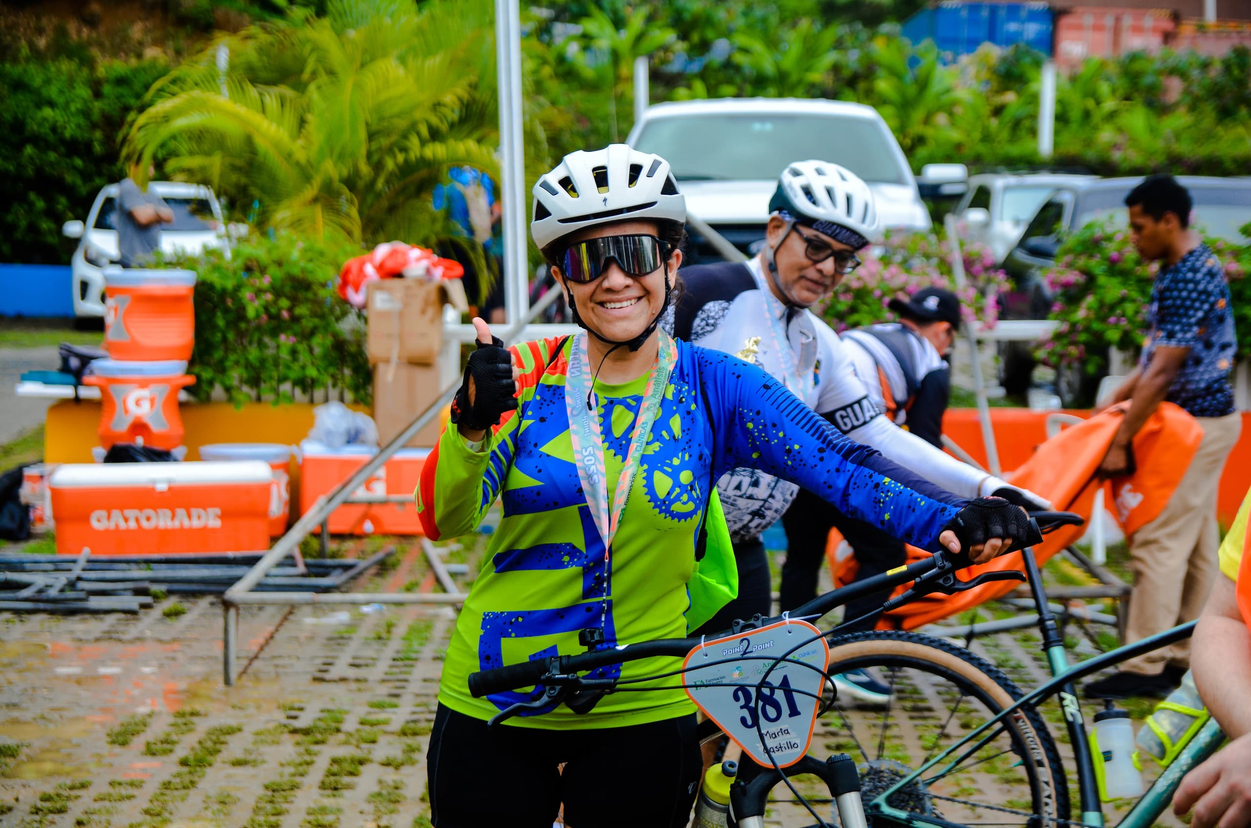 Roatán Point 2 Point — ciclista marta castillo dorsal 381 gatorade. Fotografía Adonis Maradiaga.