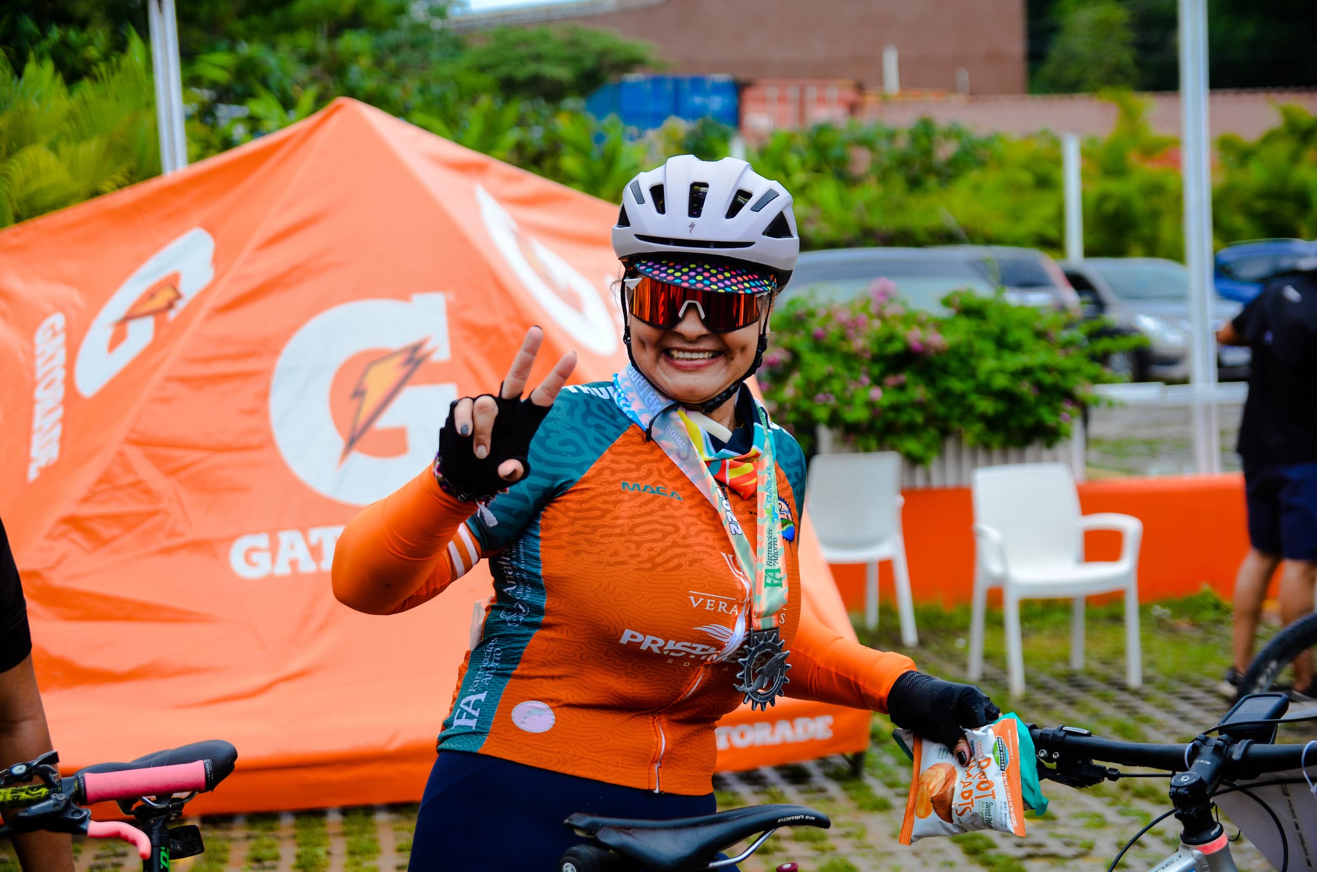 Roatán Point 2 Point — ciclista medalla carpa gatorade. Fotografía Adonis Maradiaga.