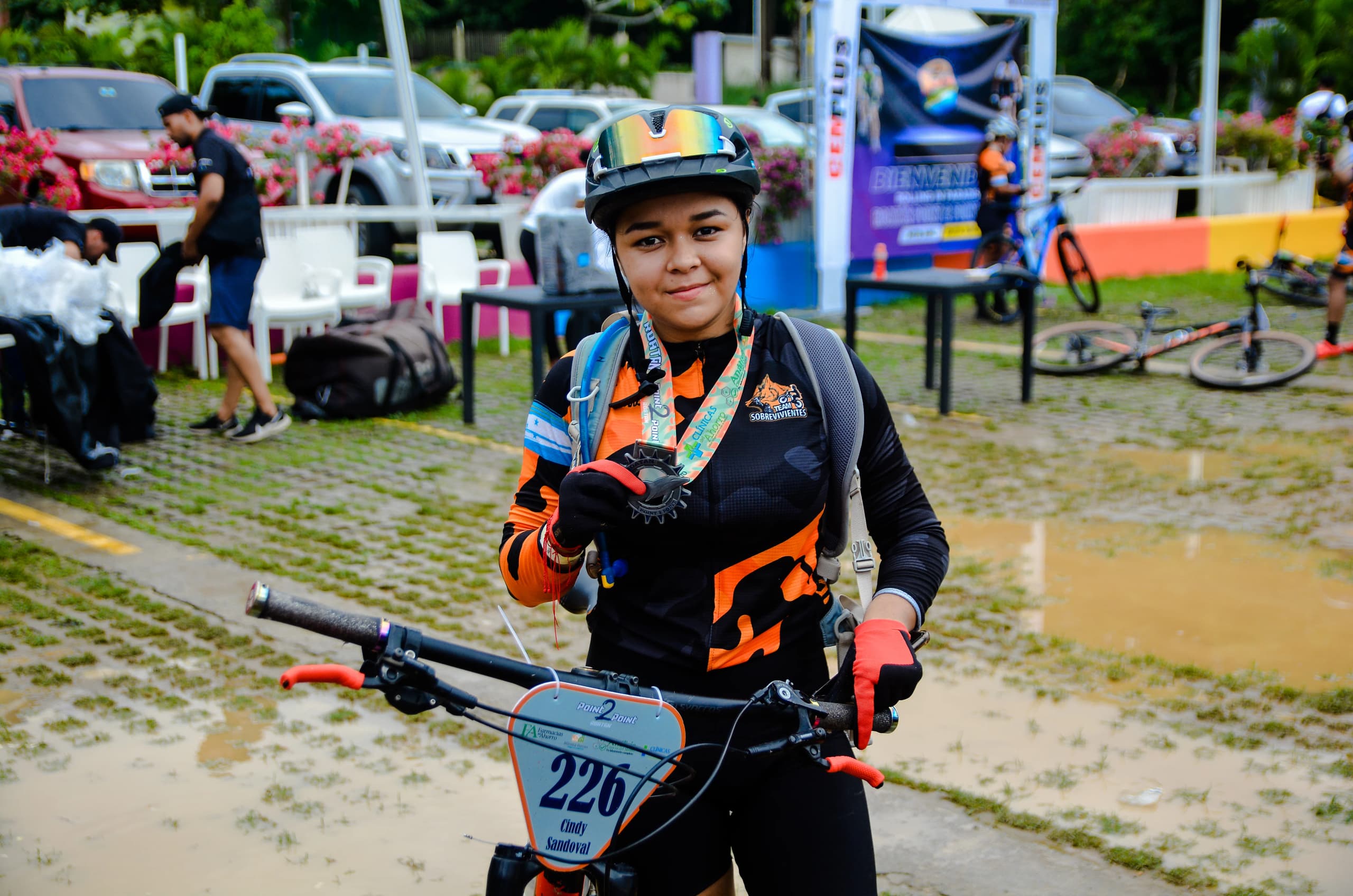 Roatán Point 2 Point — ciclista medalla dorsal 226 cindy sandoval. Fotografía Adonis Maradiaga.