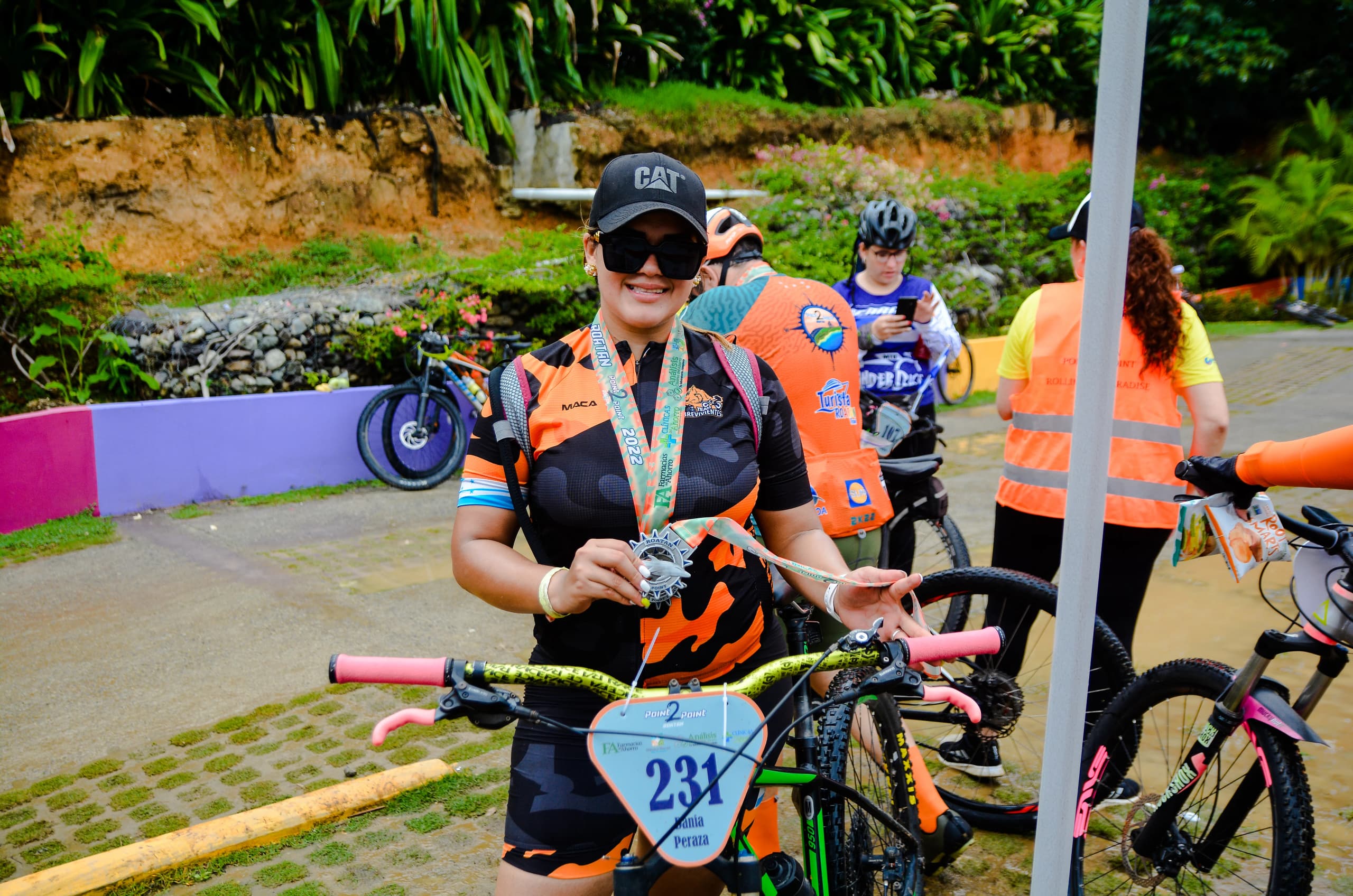 Roatán Point 2 Point — ciclista medallas dorsal 231. Fotografía Adonis Maradiaga.
