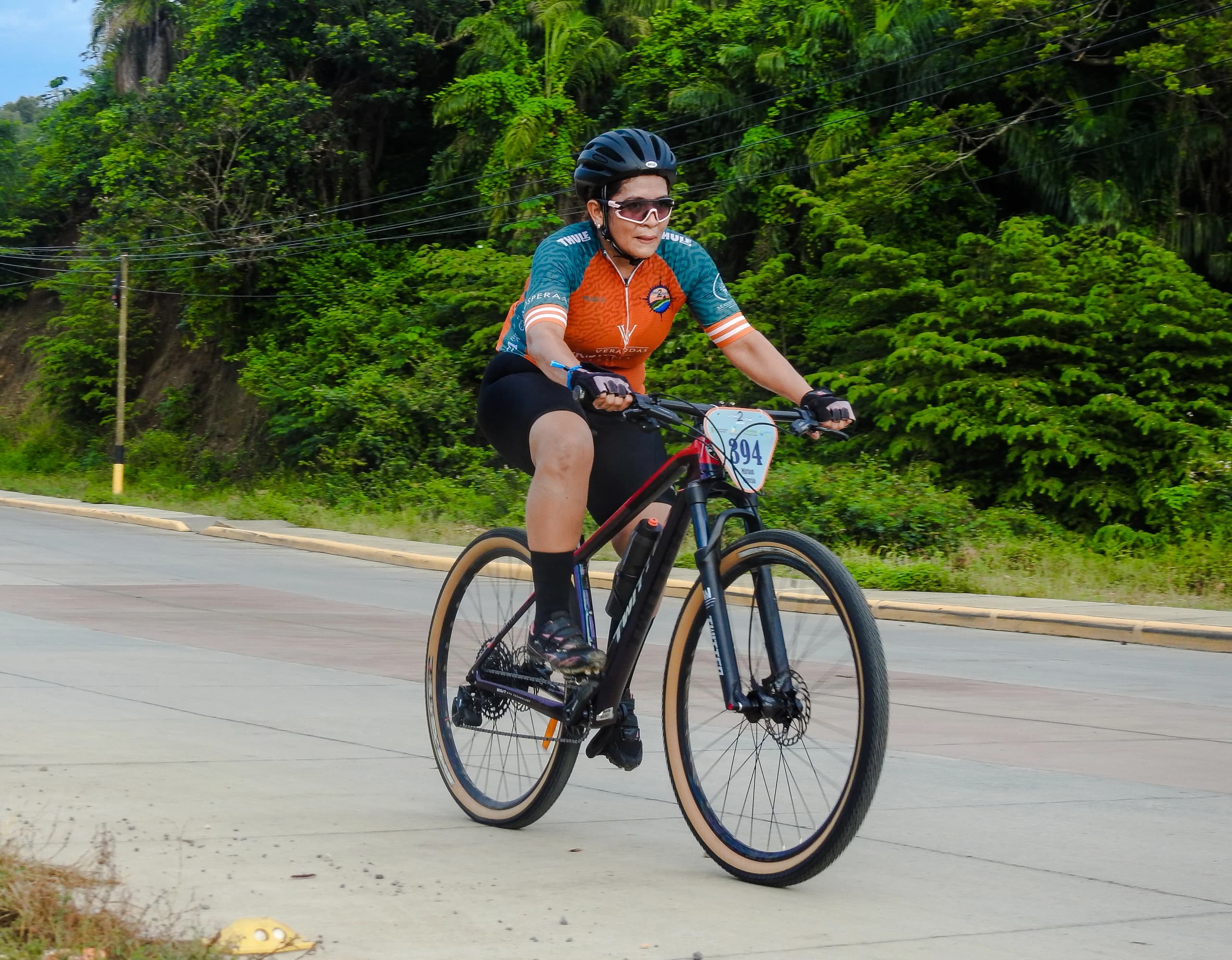 Roatán Point 2 Point — ciclista mtb carretera dorsal 894. Fotografía Adonis Maradiaga.