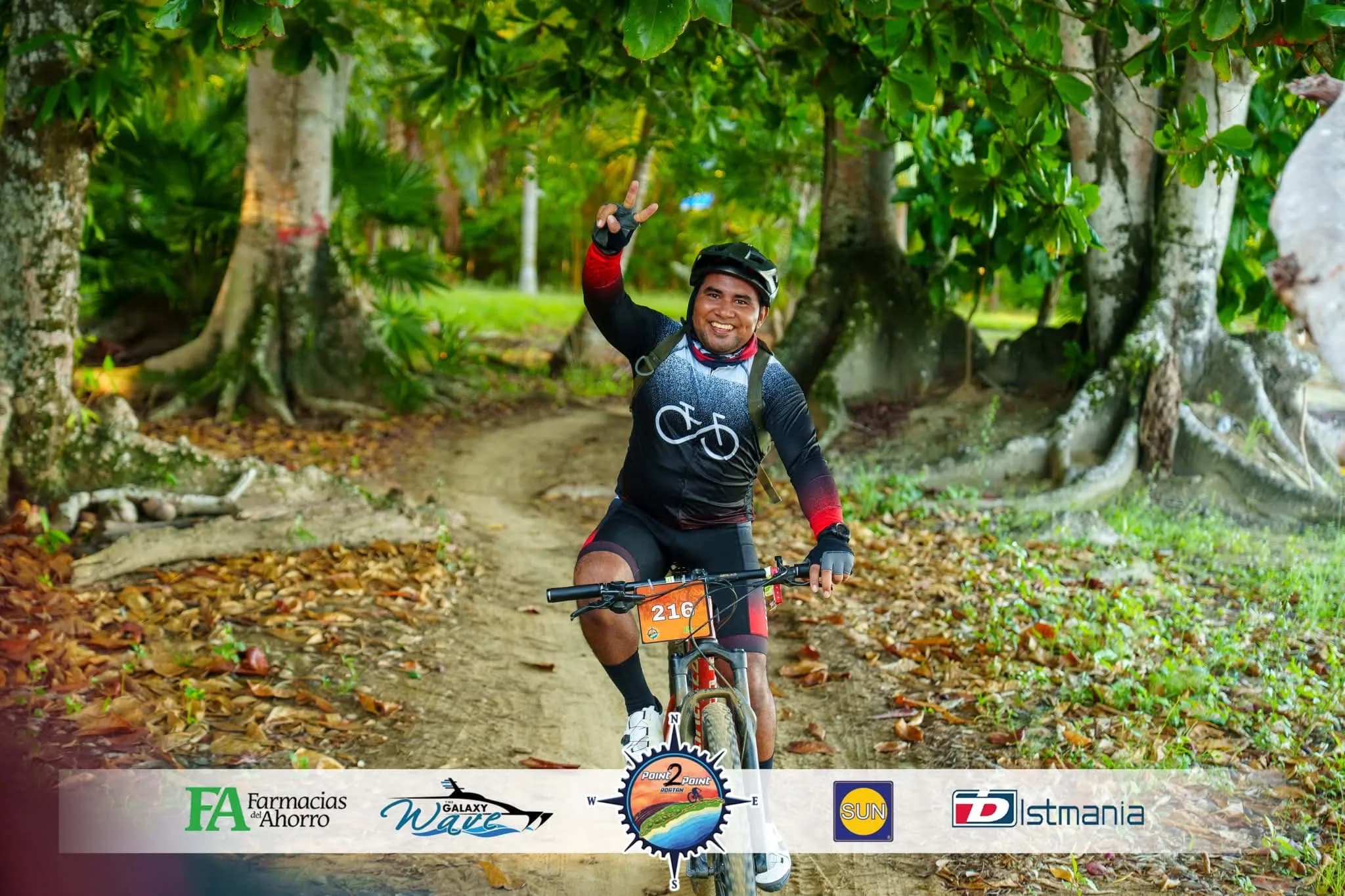 Roatán Point 2 Point — ciclista mtb dorsal 216 bosque sendero.