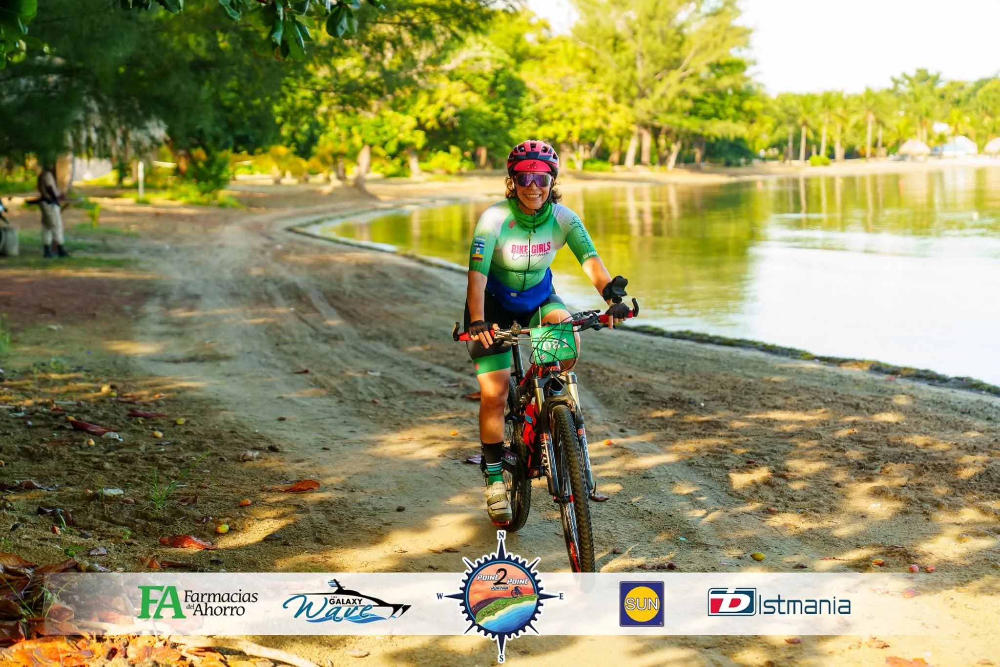 Roatán Point 2 Point — ciclista mtb mujer bike girls sendero orilla agua.