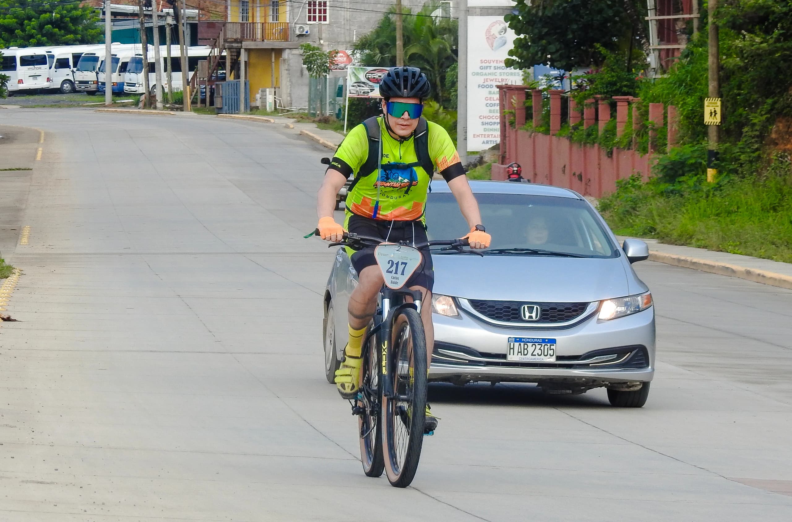 Roatán Point 2 Point — ciclista neon dorsal 217 honduras. Fotografía Adonis Maradiaga.