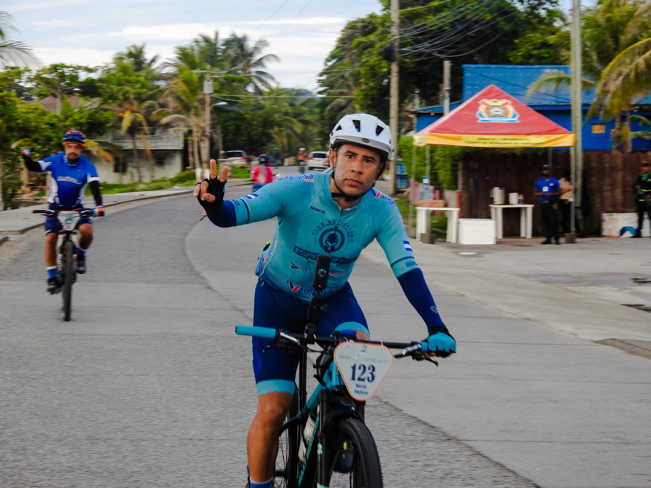 Roatán Point 2 Point — ciclista ruta dorsal 123 senal paz. Fotografía Adonis Maradiaga.
