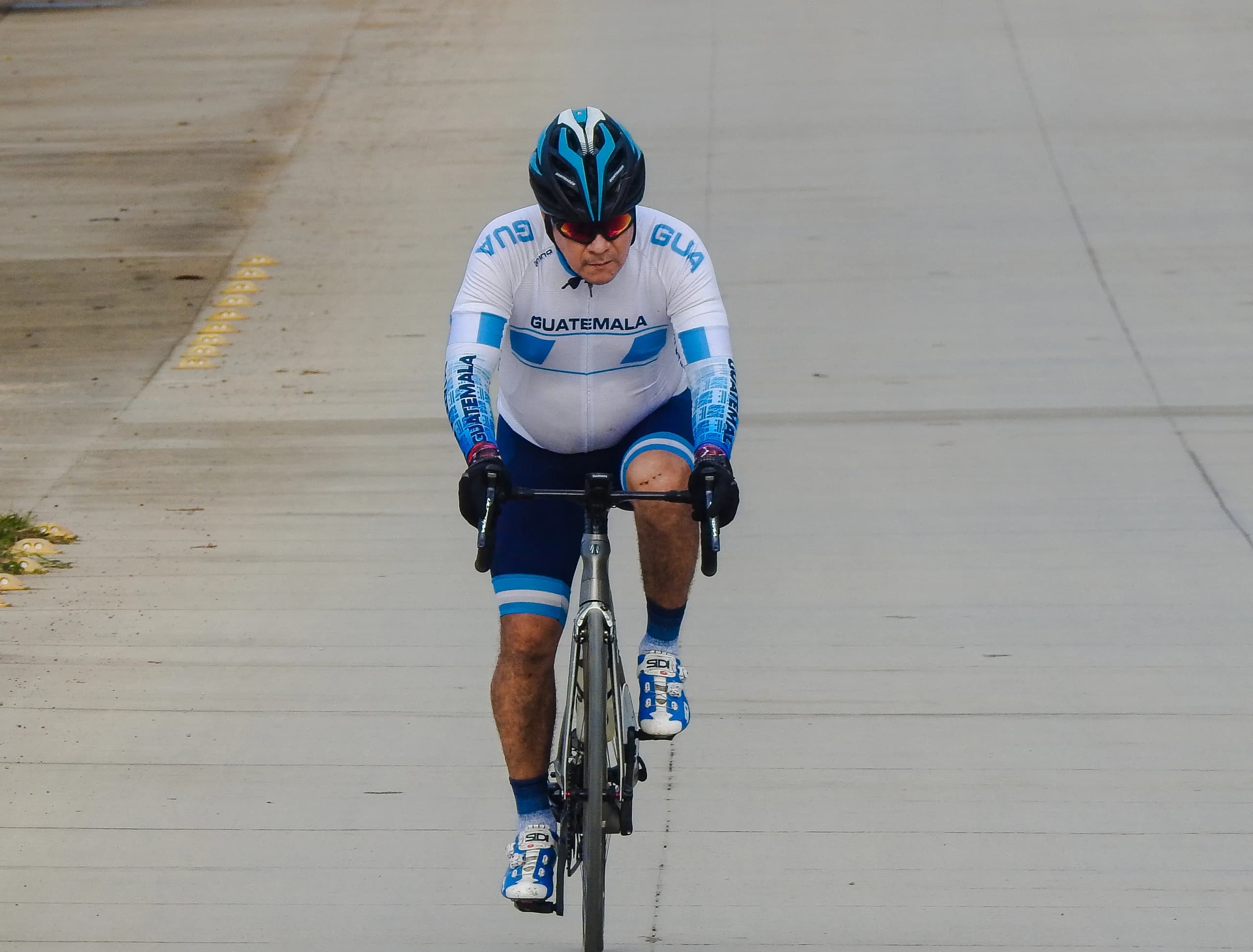 Roatán Point 2 Point — ciclista ruta guatemala pavimento. Fotografía Adonis Maradiaga.