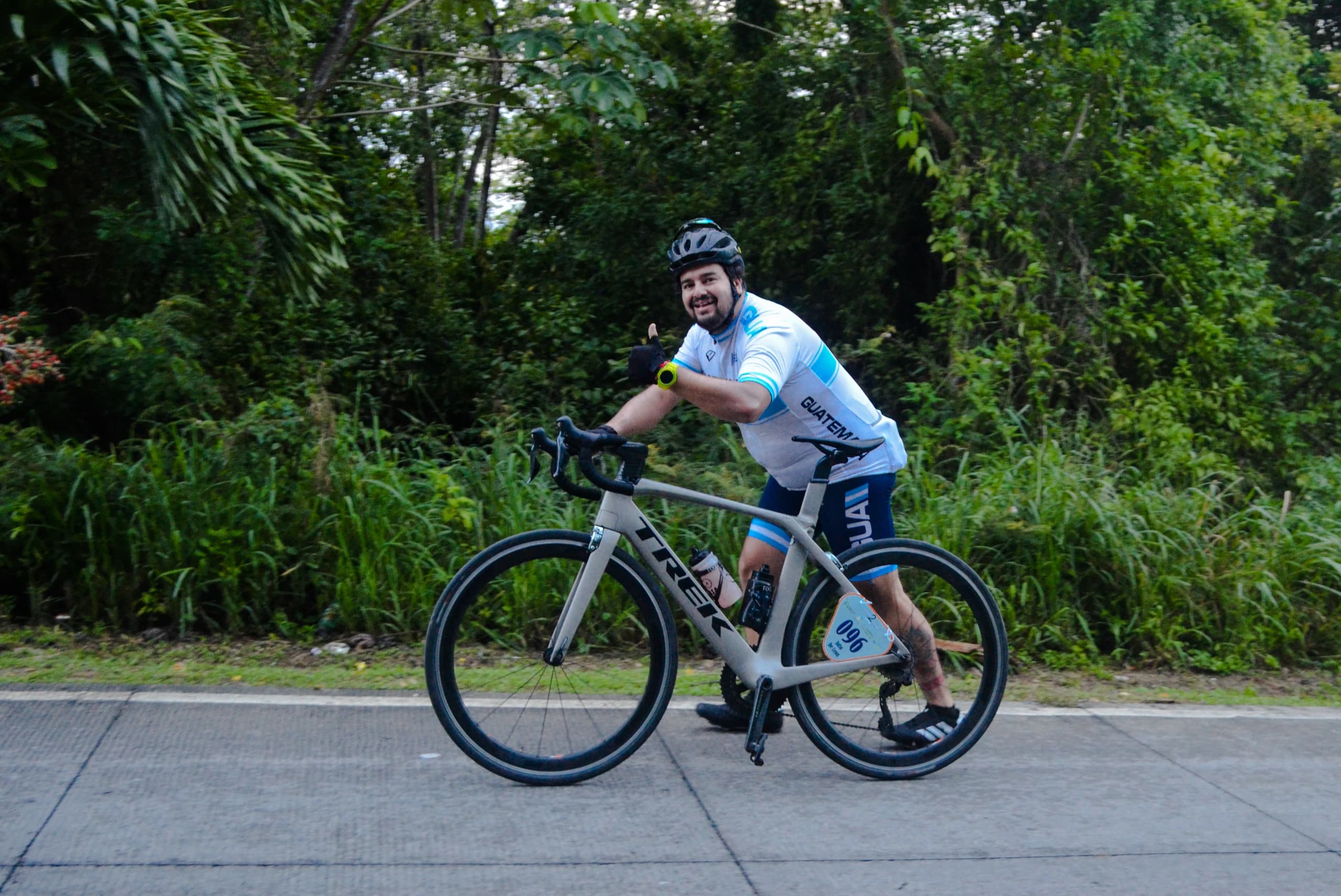 Roatán Point 2 Point — ciclista ruta trek guatemala dorsal 096. Fotografía Adonis Maradiaga.