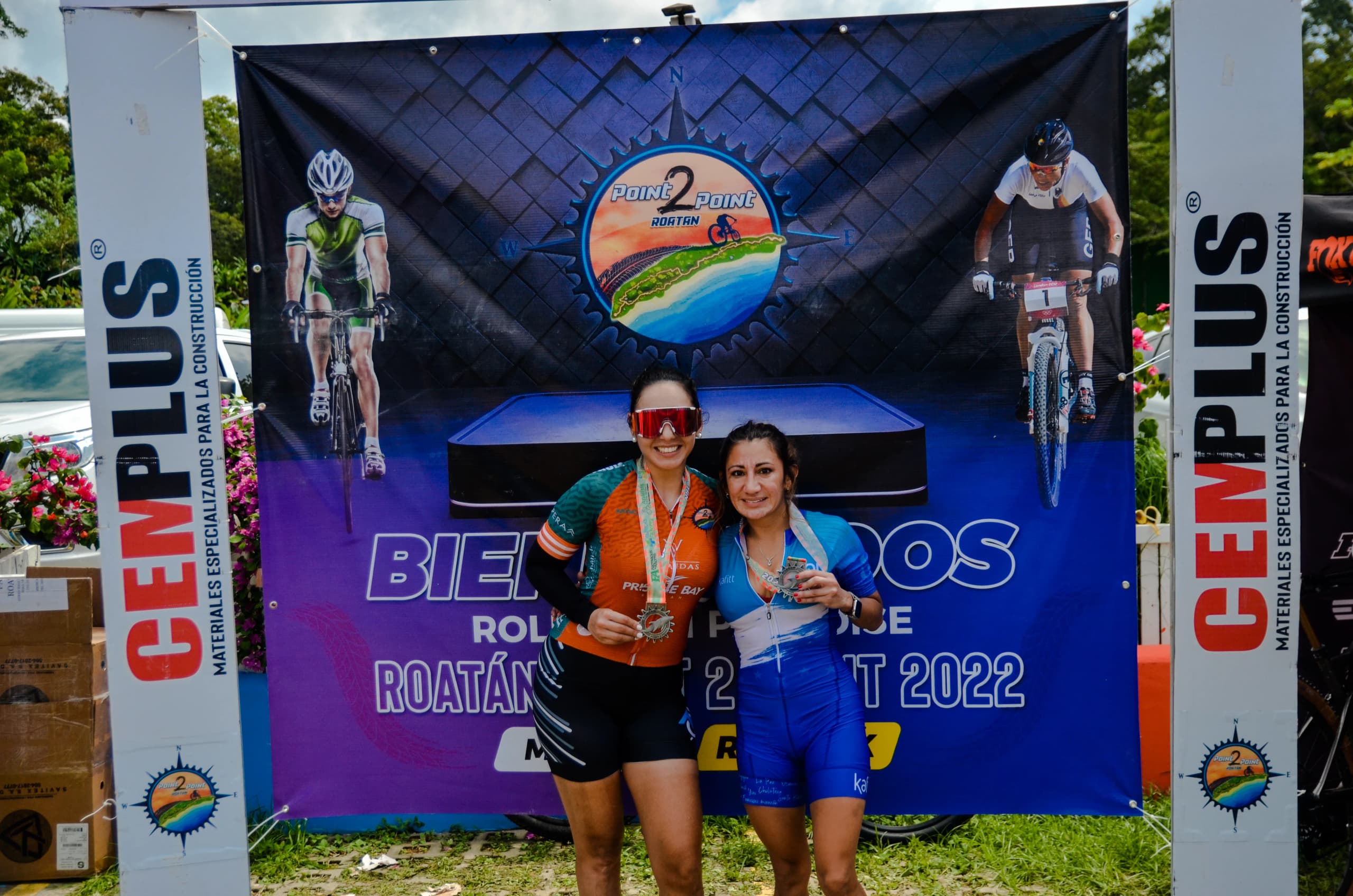 Roatán Point 2 Point — ciclistas medallas banner cemplus. Fotografía Adonis Maradiaga.