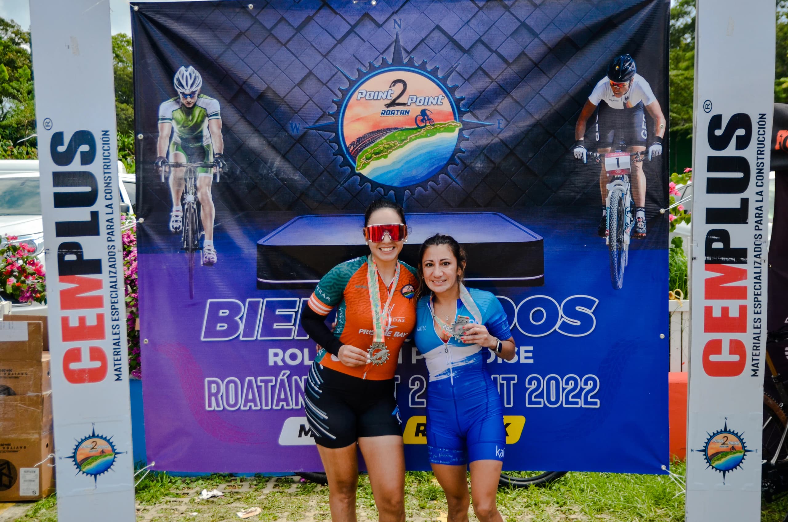 Roatán Point 2 Point — ciclistas medallas bienvenidos 2022. Fotografía Adonis Maradiaga.