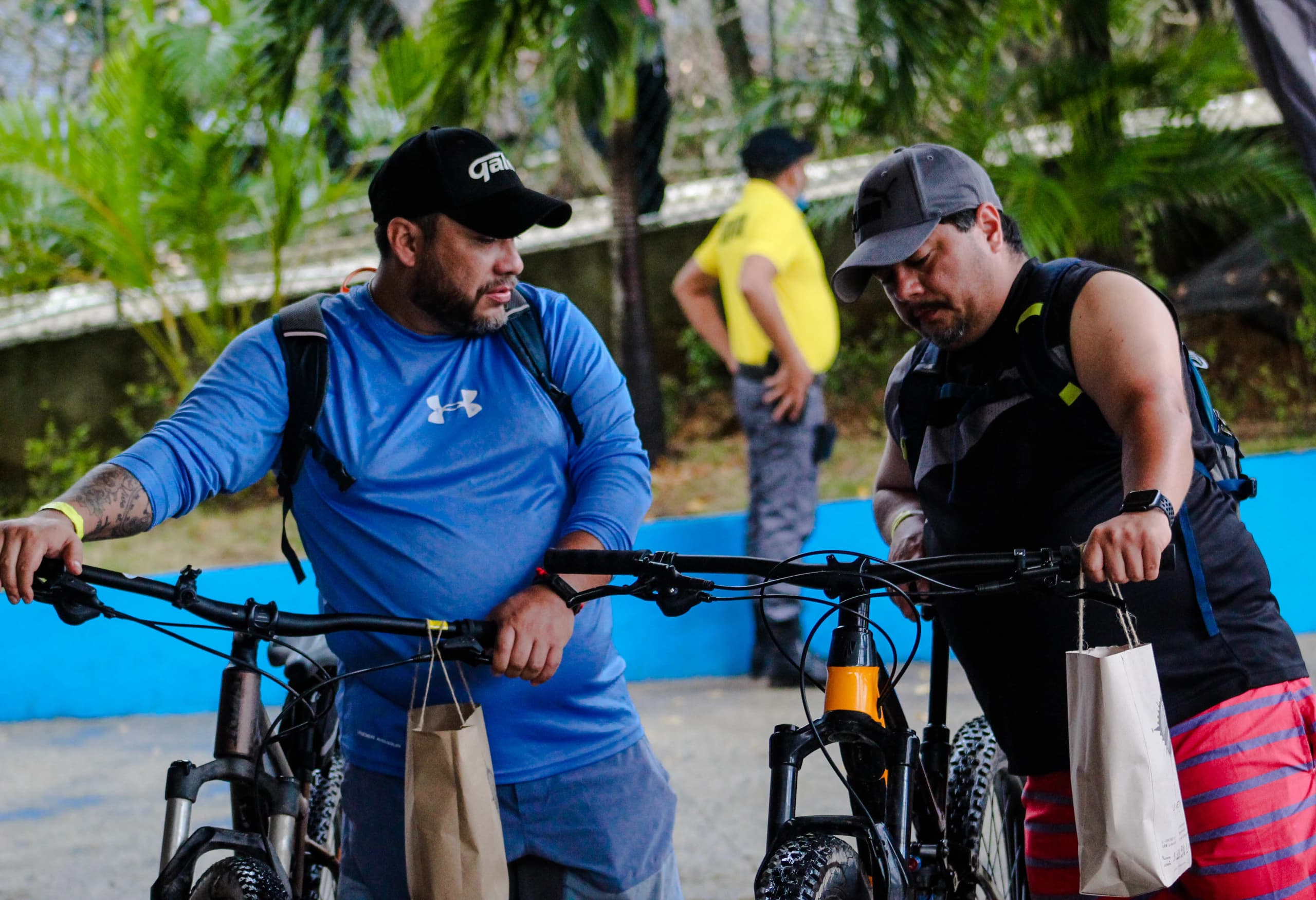 Roatán Point 2 Point — ciclistas preparacion mtb bolsas regalo. Fotografía Adonis Maradiaga.