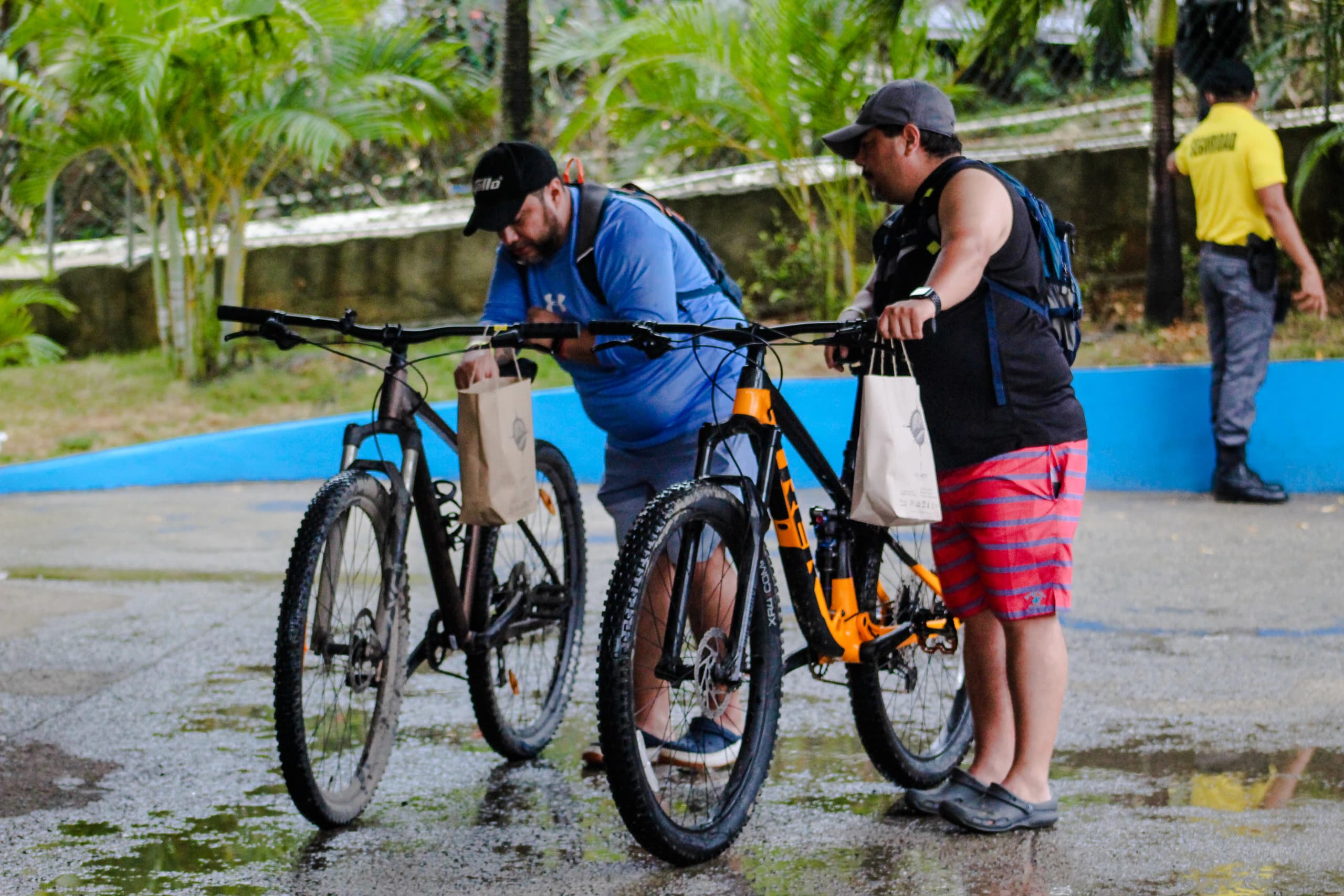 Roatán Point 2 Point — ciclistas preparacion pavimento humedo. Fotografía Adonis Maradiaga.