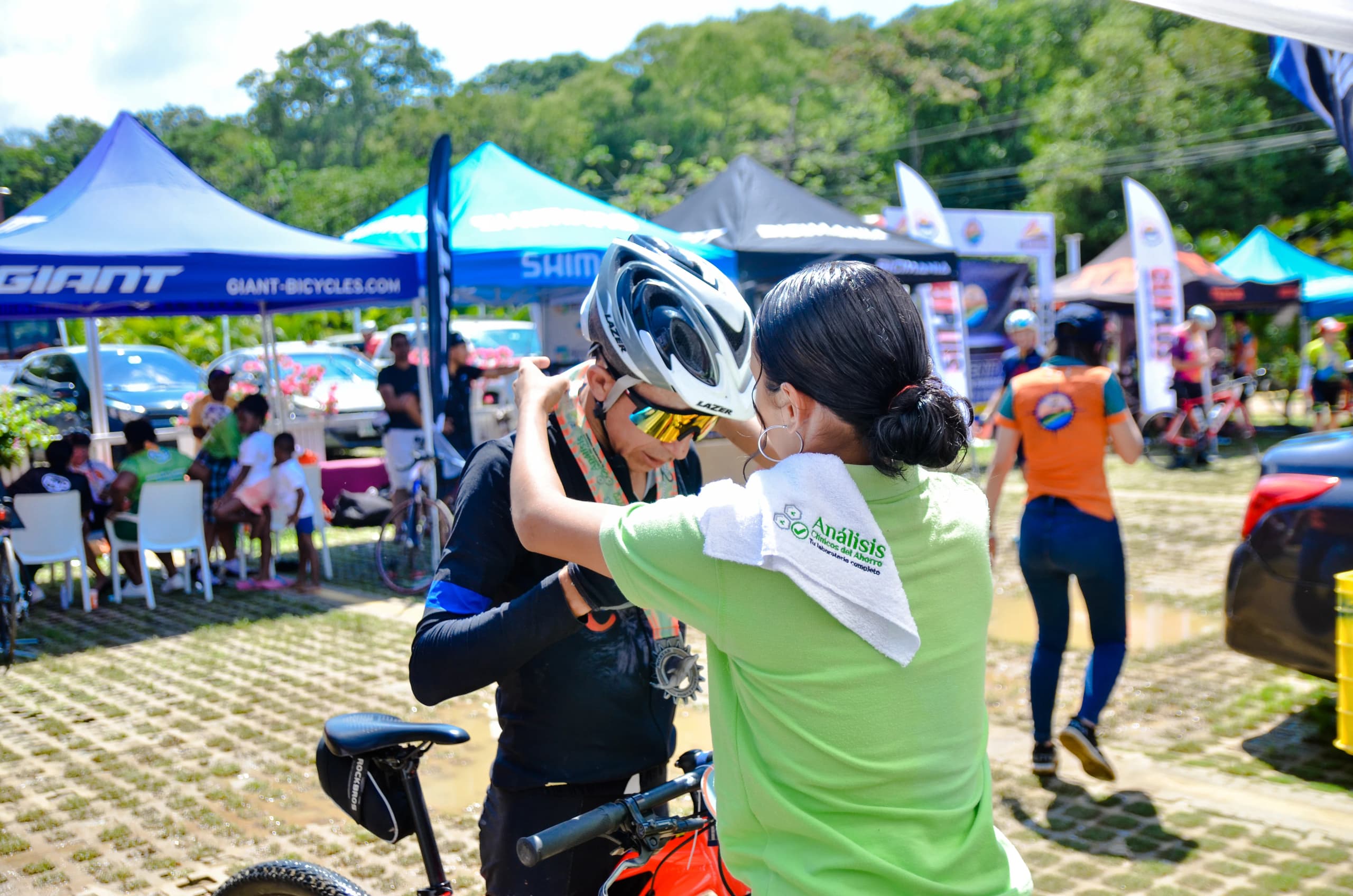 Roatán Point 2 Point — entrega medalla carpas giant shimano. Fotografía Adonis Maradiaga.