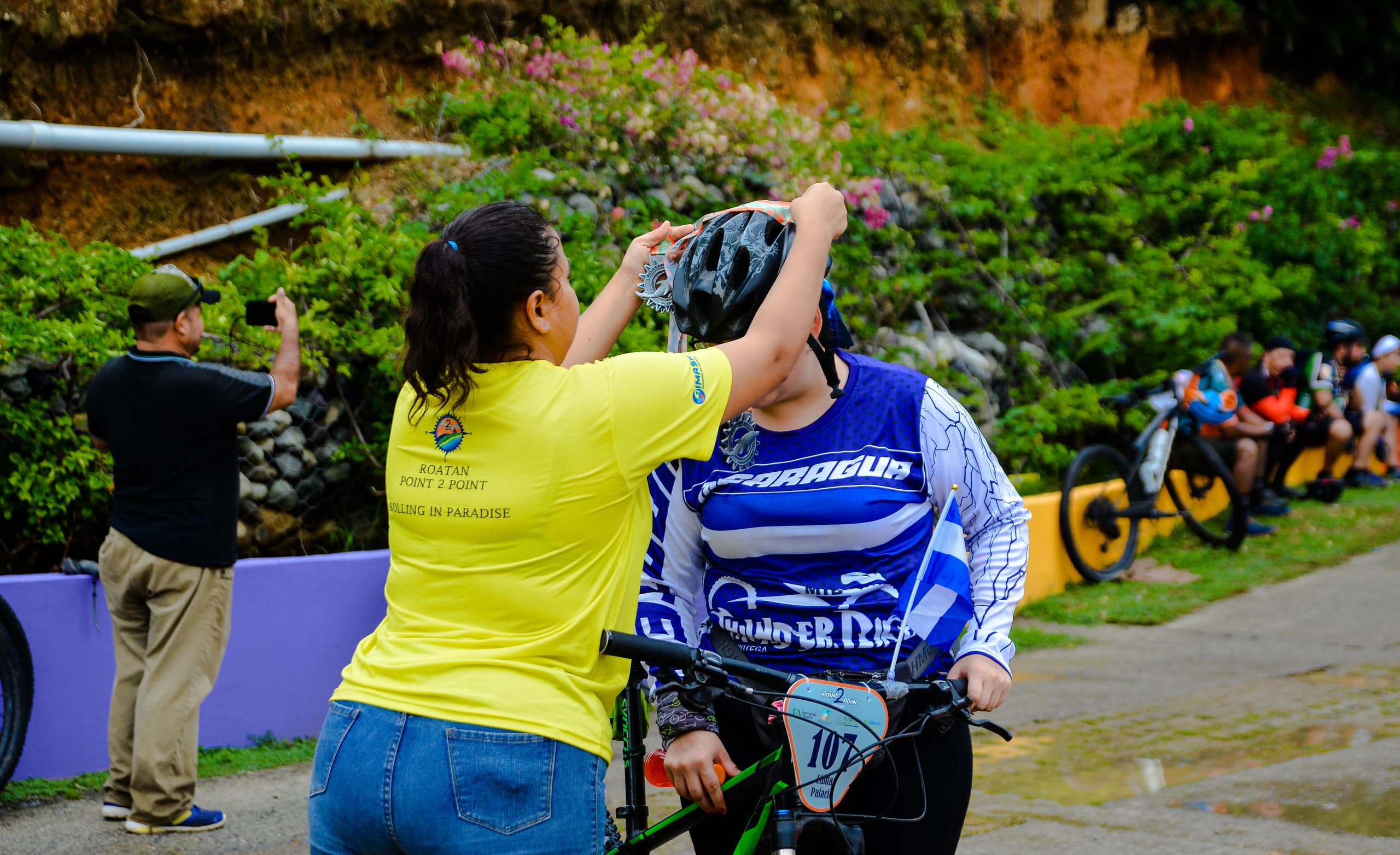 Roatán Point 2 Point — entrega medalla ciclista nicaragua dorsal 107. Fotografía Adonis Maradiaga.