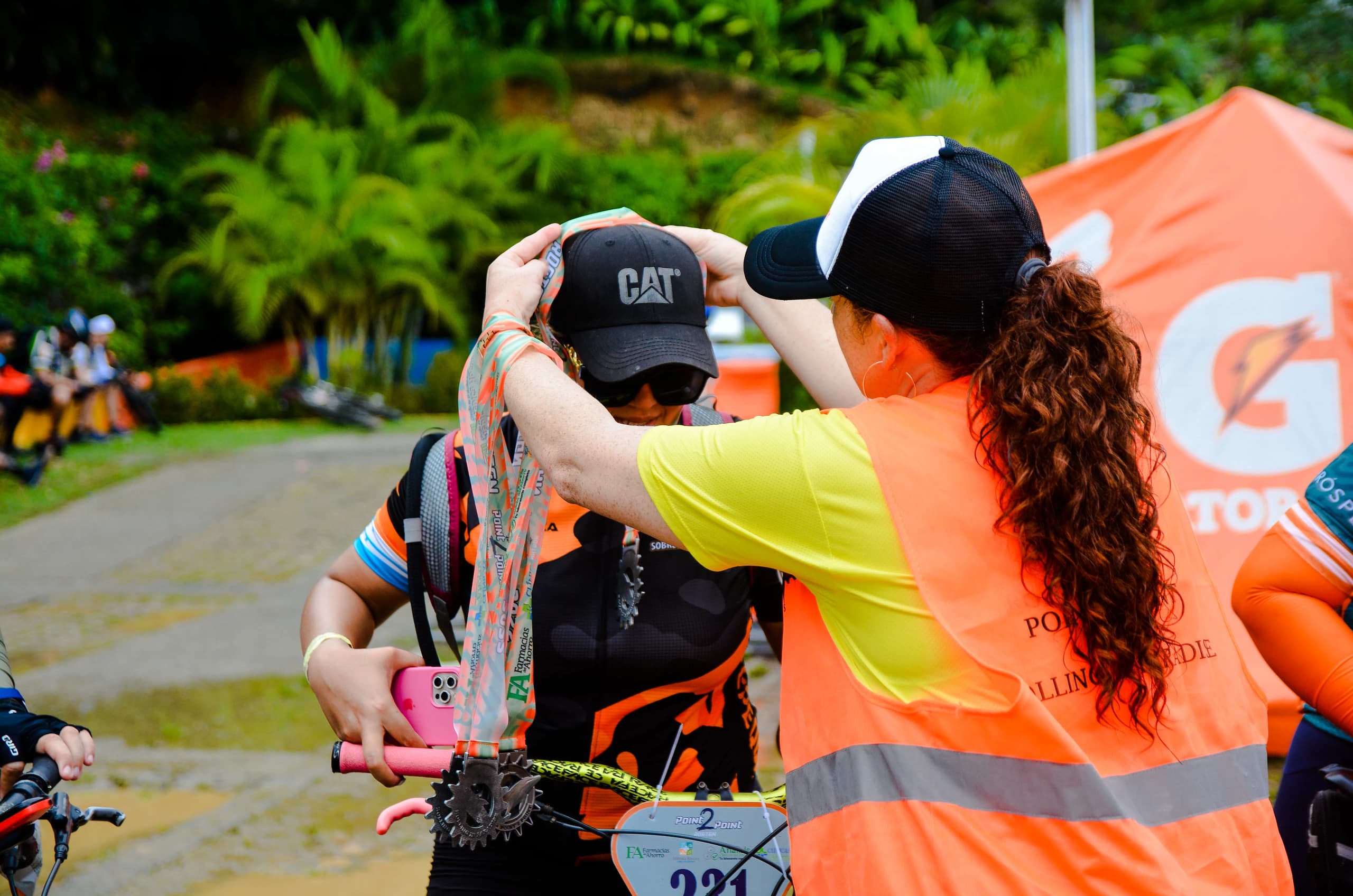 Roatán Point 2 Point — entrega medalla voluntaria dorsal 221. Fotografía Adonis Maradiaga.