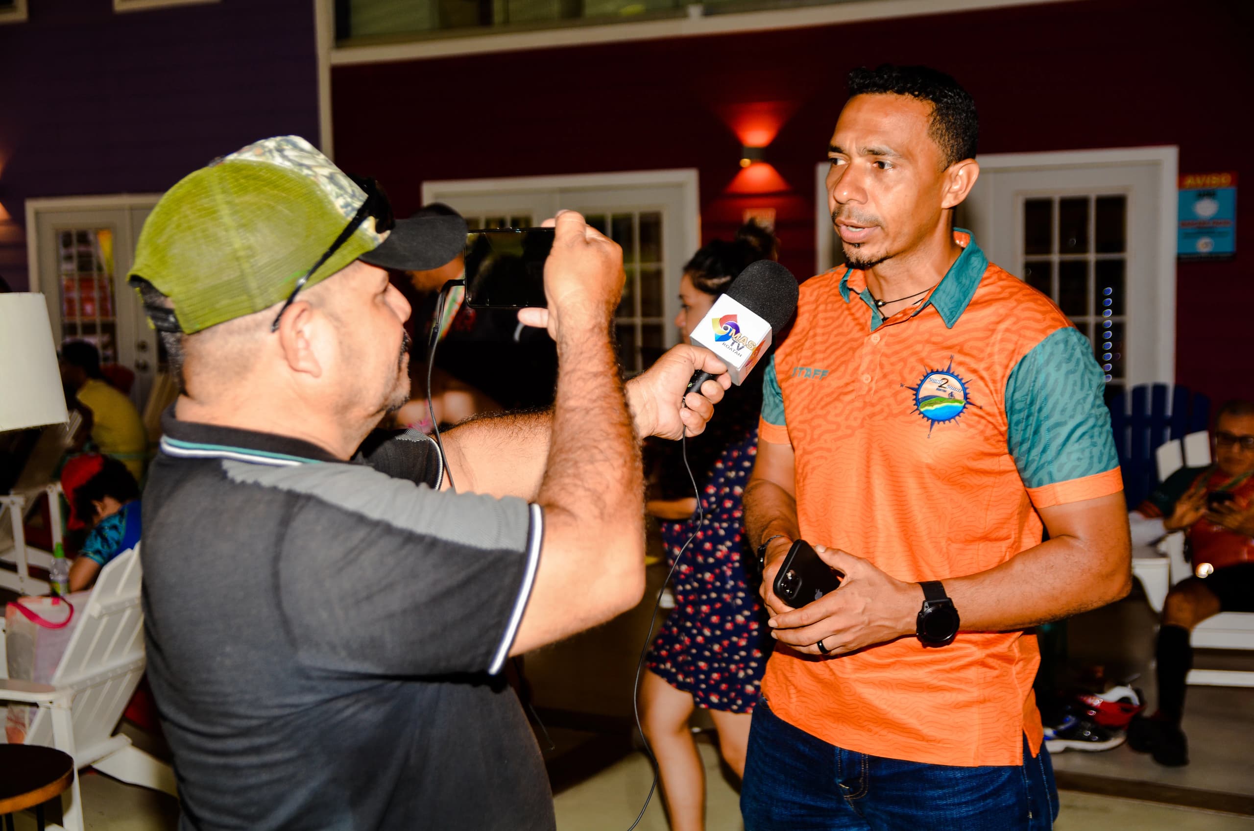 Roatán Point 2 Point — entrevista staff mas tv roatan. Fotografía Adonis Maradiaga.