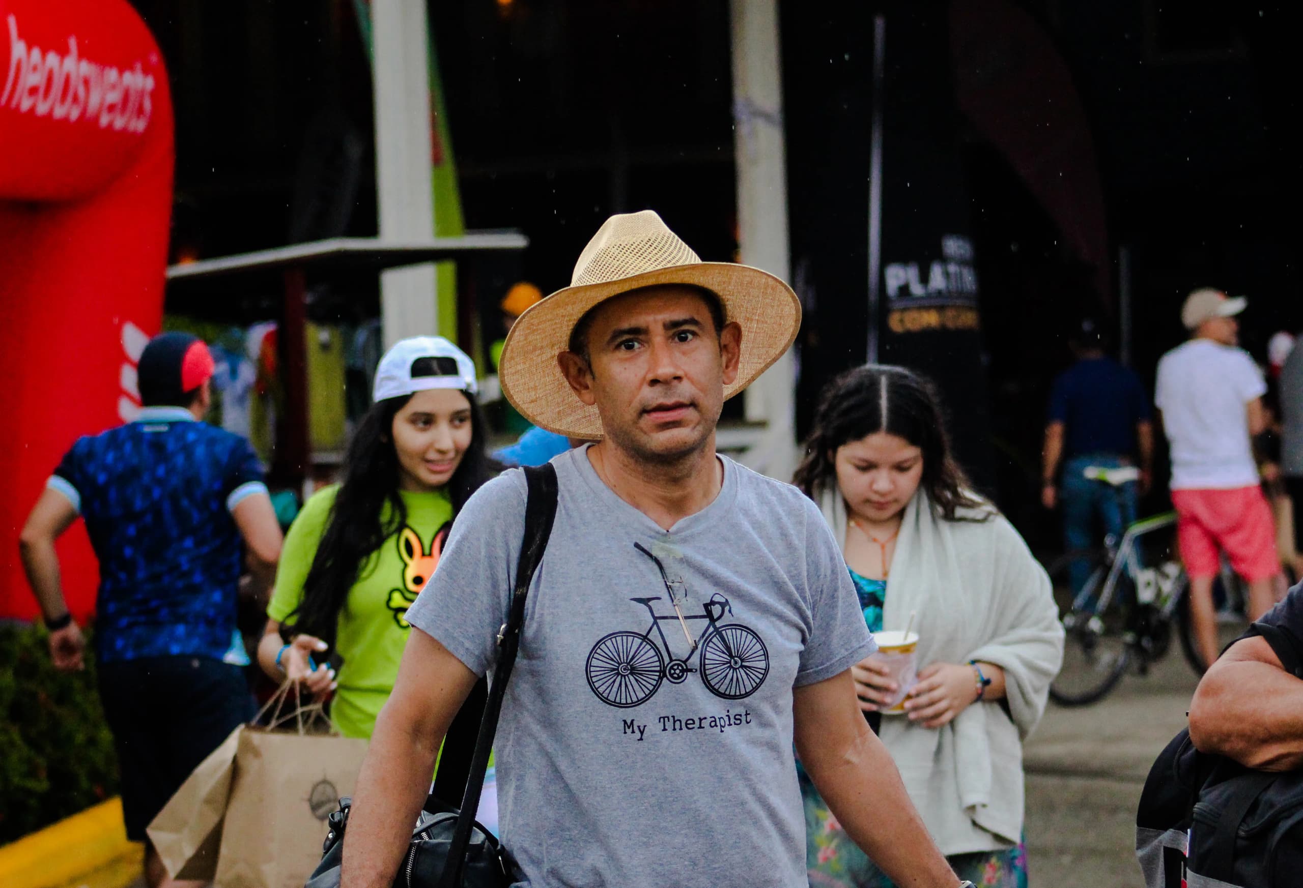 Roatán Point 2 Point — espectador camiseta my therapist bici. Fotografía Adonis Maradiaga.