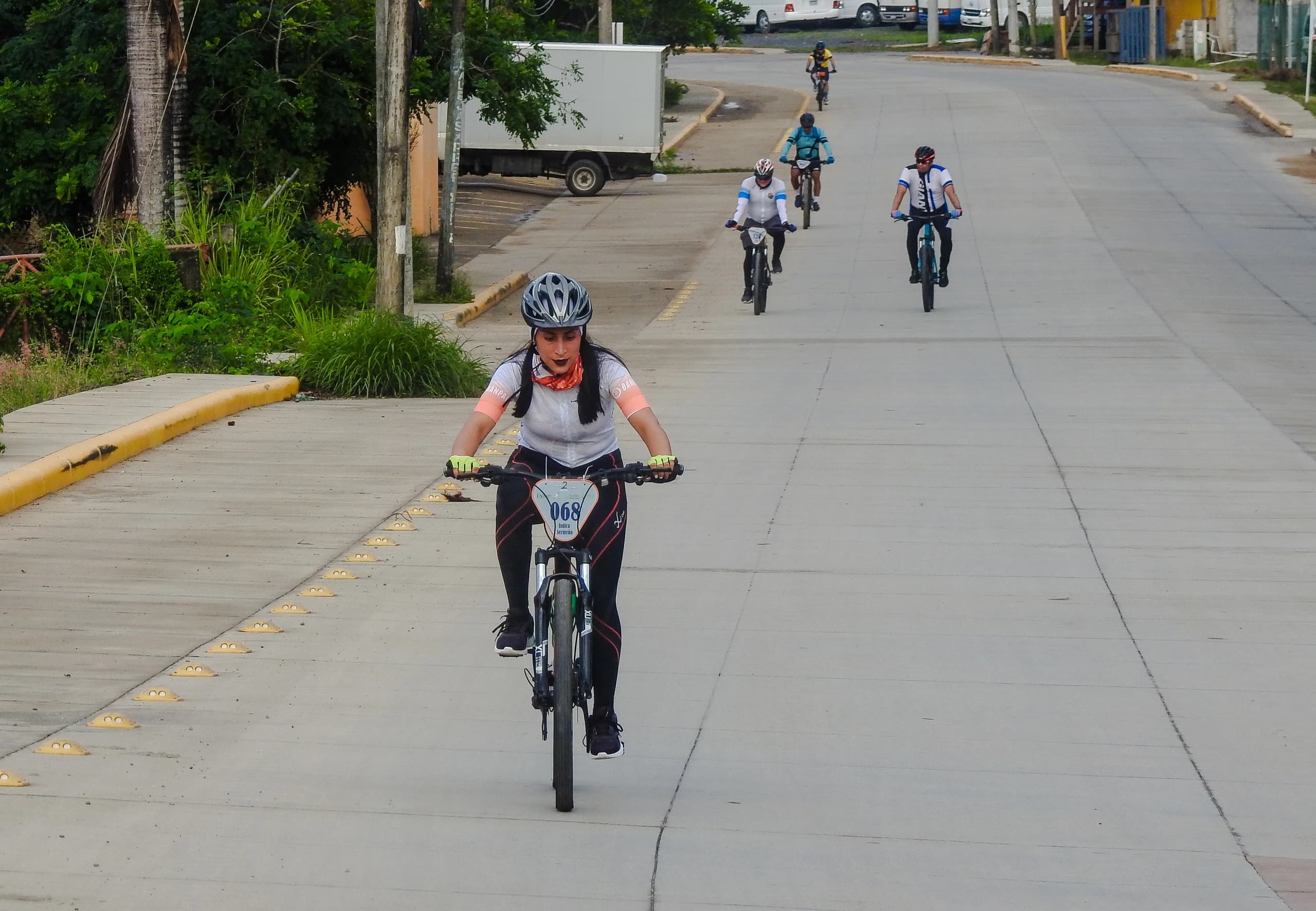 Roatán Point 2 Point — grupo ciclistas carretera dorsal 068. Fotografía Adonis Maradiaga.