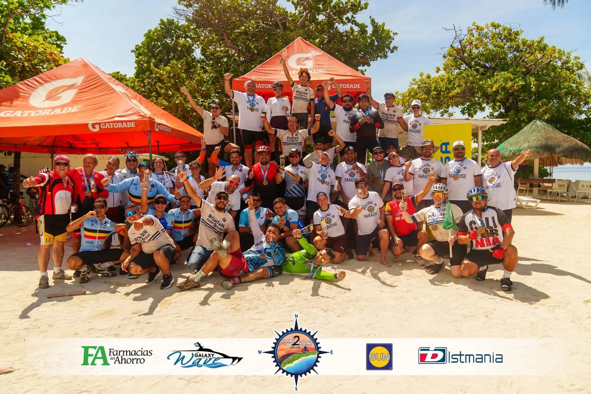Roatán Point 2 Point — grupo ciclistas playa gatorade medallas.