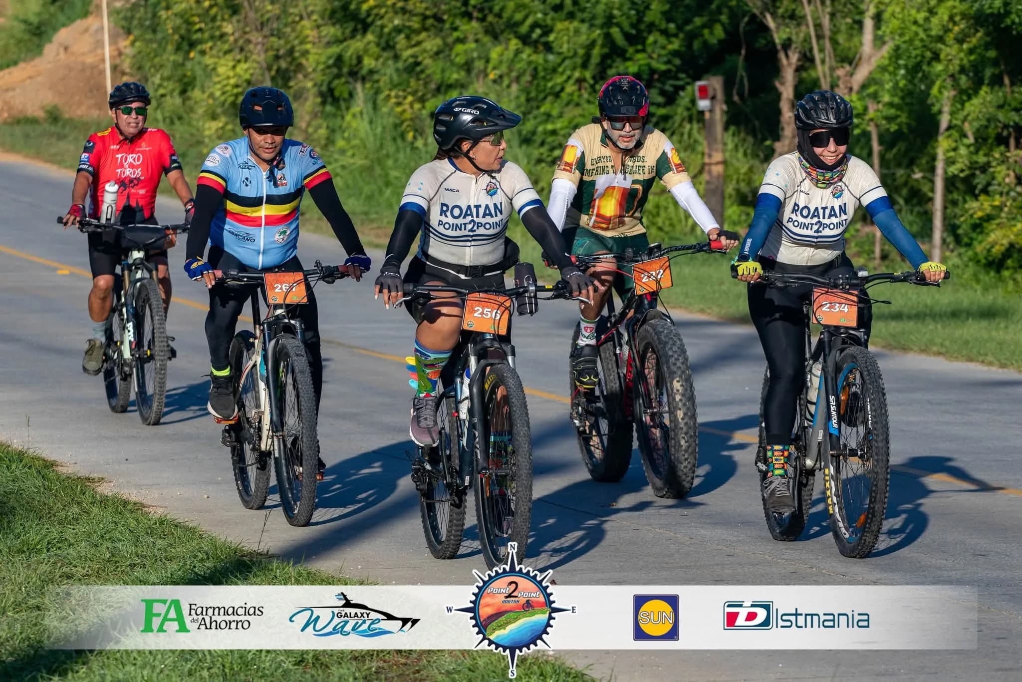 Roatán Point 2 Point — grupo mtb cinco ciclistas dorsales 256 234.
