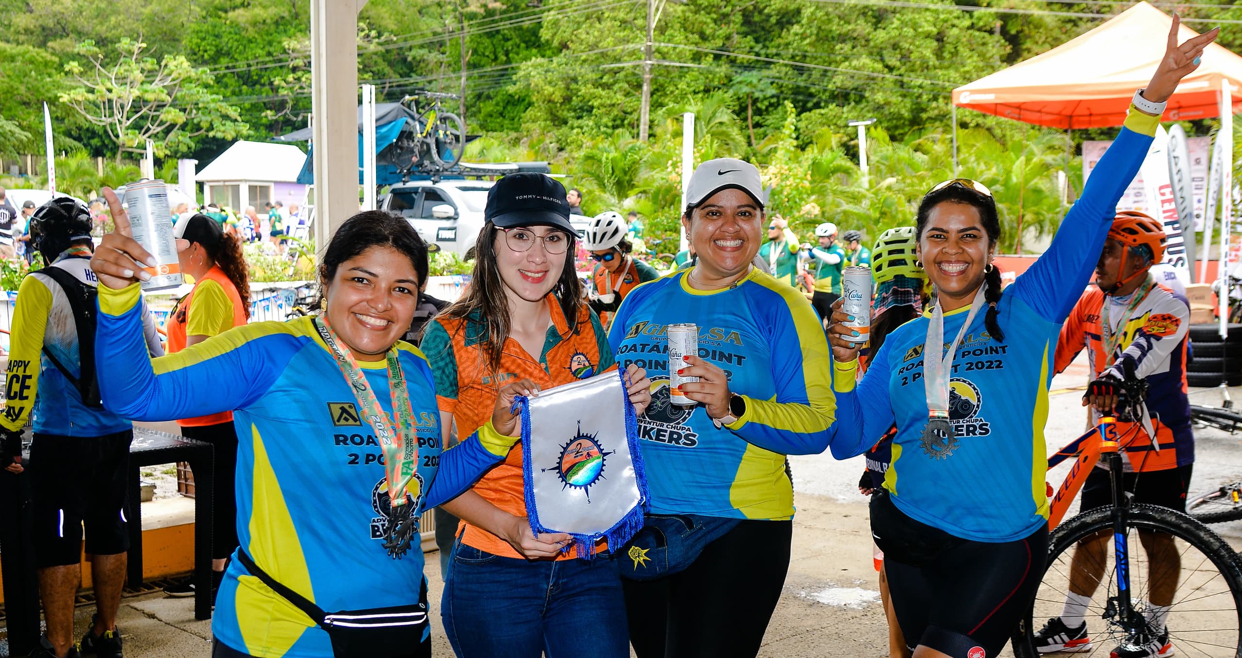 Roatán Point 2 Point — grupo mujeres celebracion medallas 2022. Fotografía Adonis Maradiaga.