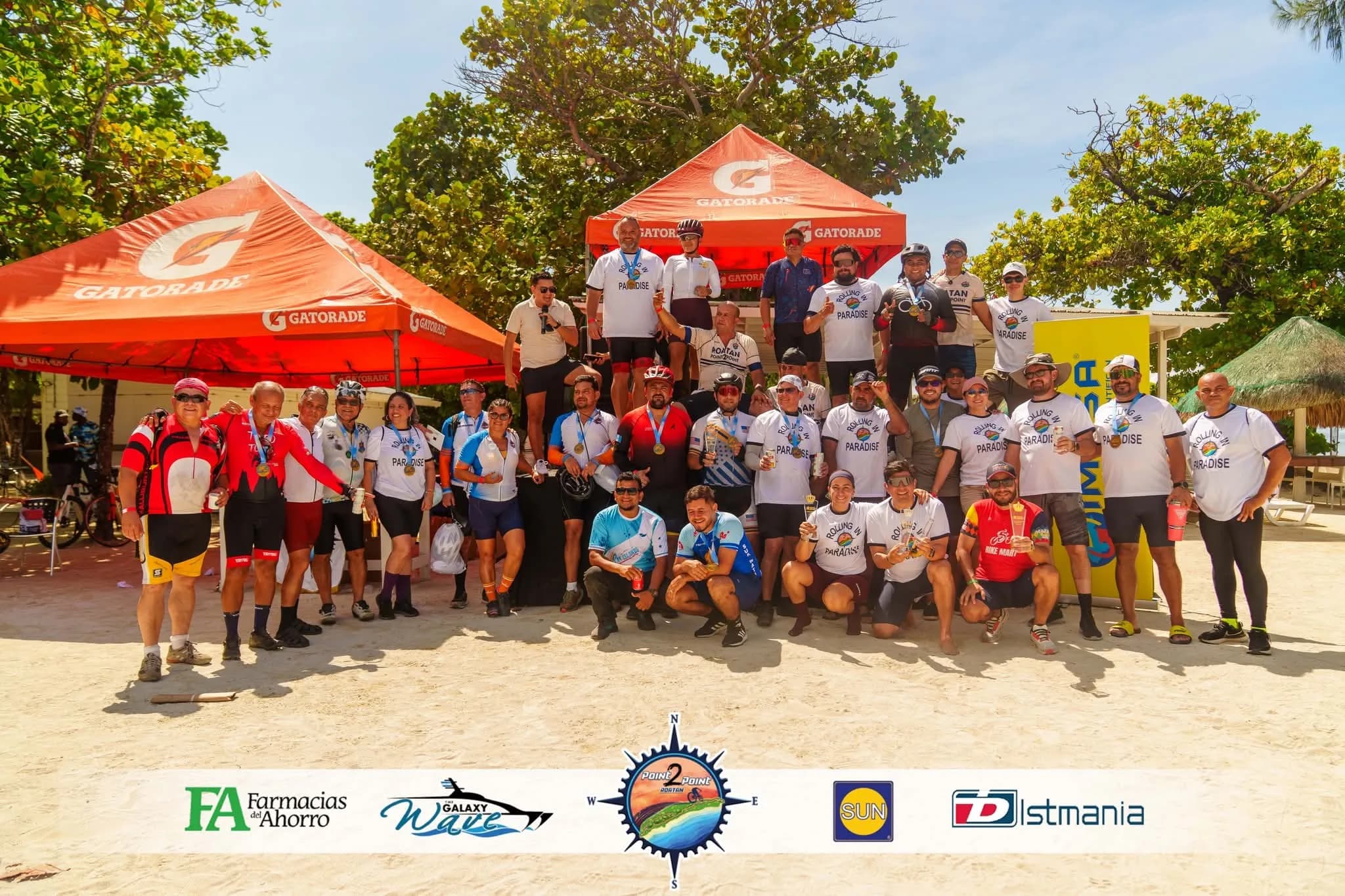 Roatán Point 2 Point — grupo participantes playa rolling in paradise.