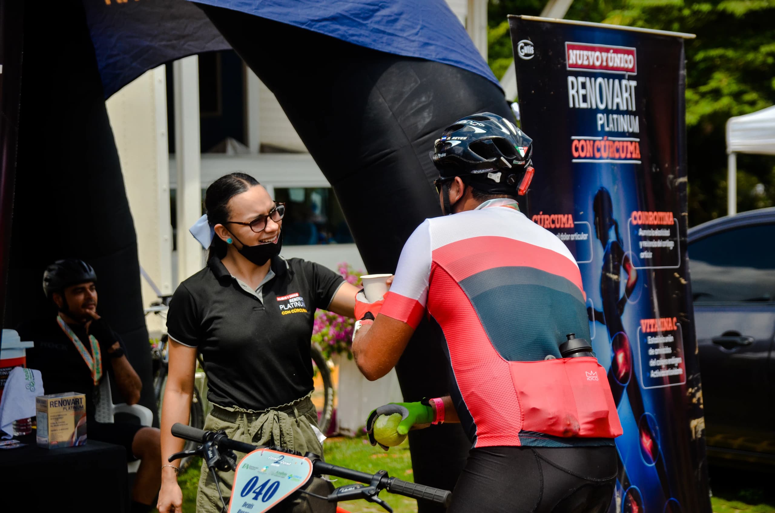 Roatán Point 2 Point — hidratacion renovart ciclista dorsal 040. Fotografía Adonis Maradiaga.