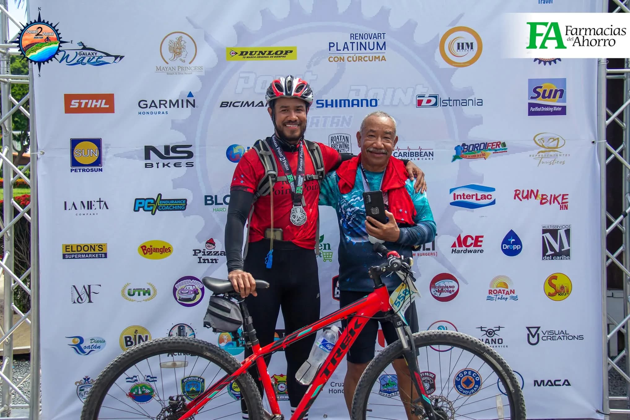 Roatán Point 2 Point — meta mtb trek medalla finisher dorsal 558.