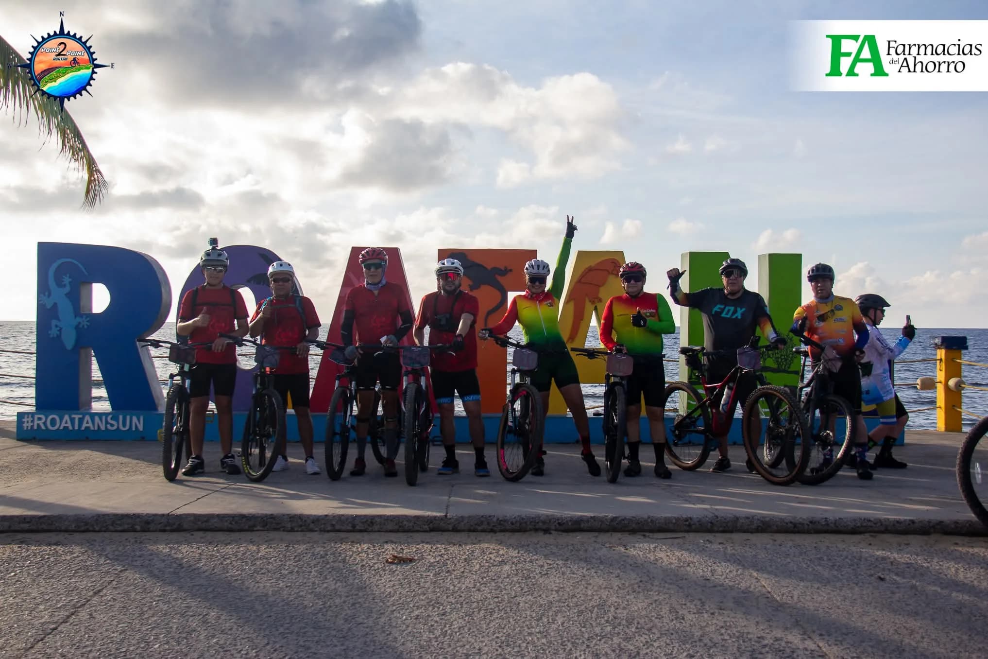 Roatán Point 2 Point — ocho ciclistas letras gigantes roatan muelle.
