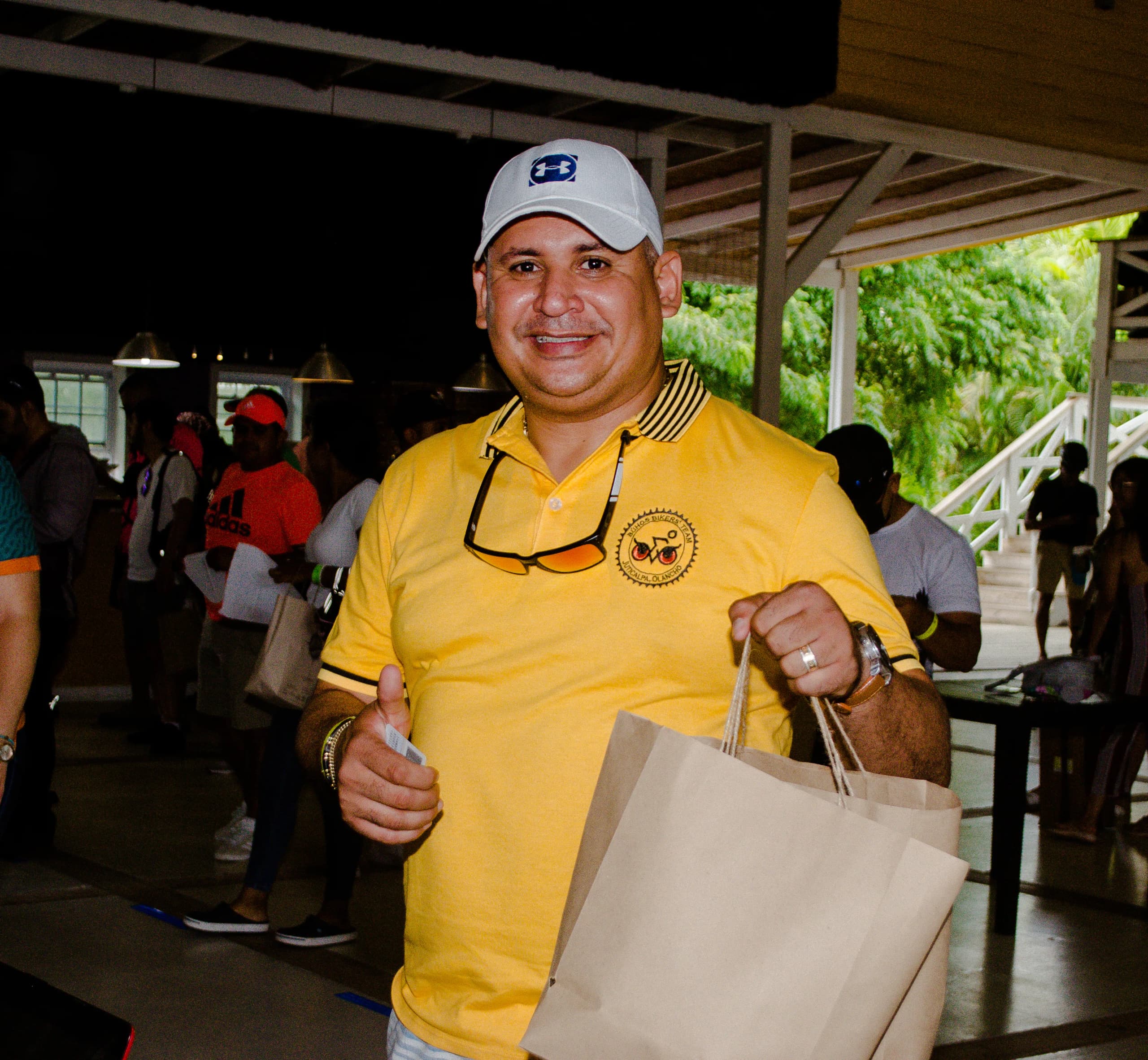 Roatán Point 2 Point — participante entrega material pulgar arriba. Fotografía Adonis Maradiaga.