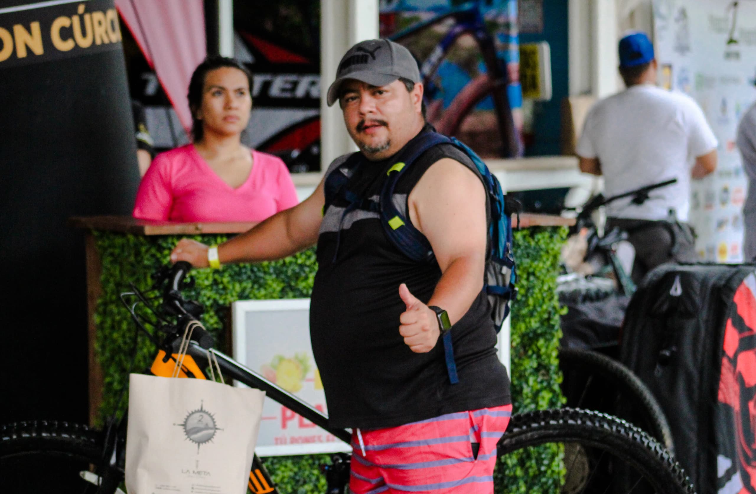 Roatán Point 2 Point — participante registro pulgar arriba. Fotografía Adonis Maradiaga.