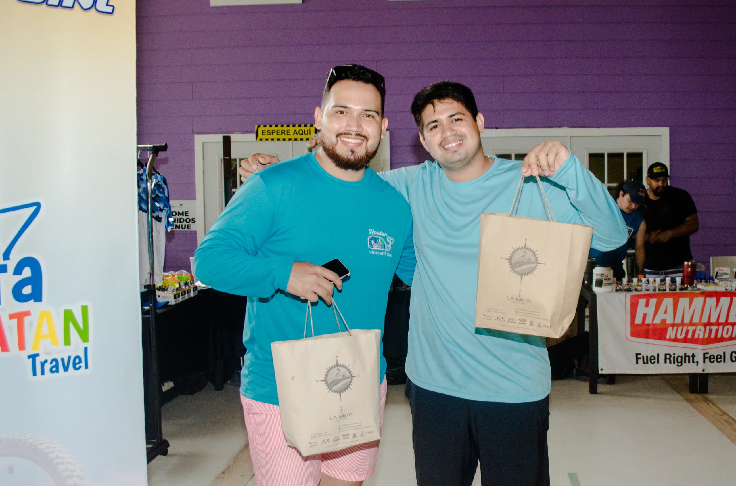 Roatán Point 2 Point — participantes bolsas la meta hammer nutrition. Fotografía Adonis Maradiaga.