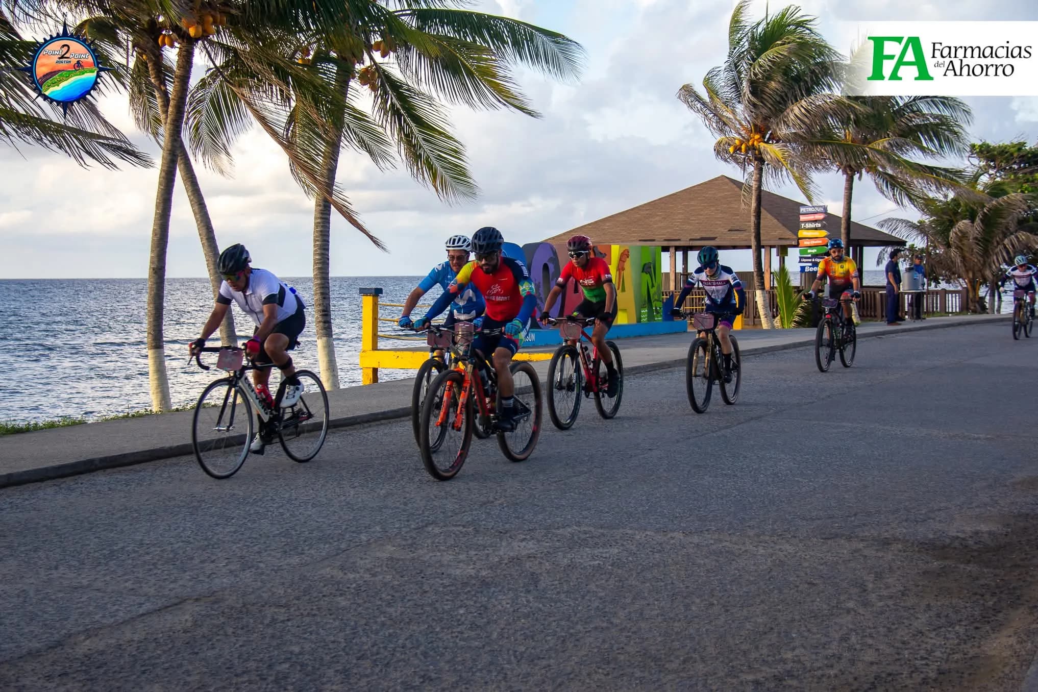 Roatán Point 2 Point — peloton costera palmeras carretera evento.