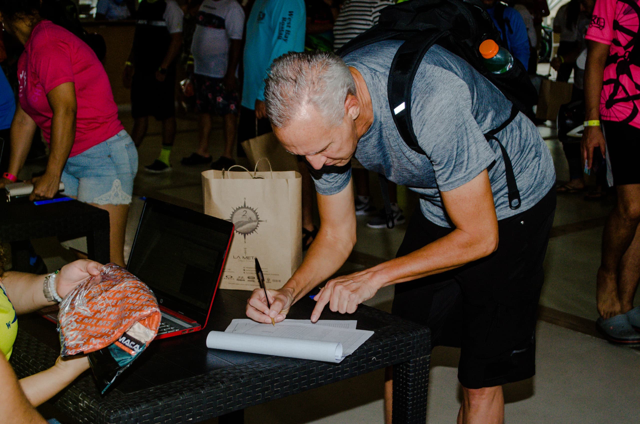 Roatán Point 2 Point — registro firma formulario bolsa la meta. Fotografía Adonis Maradiaga.