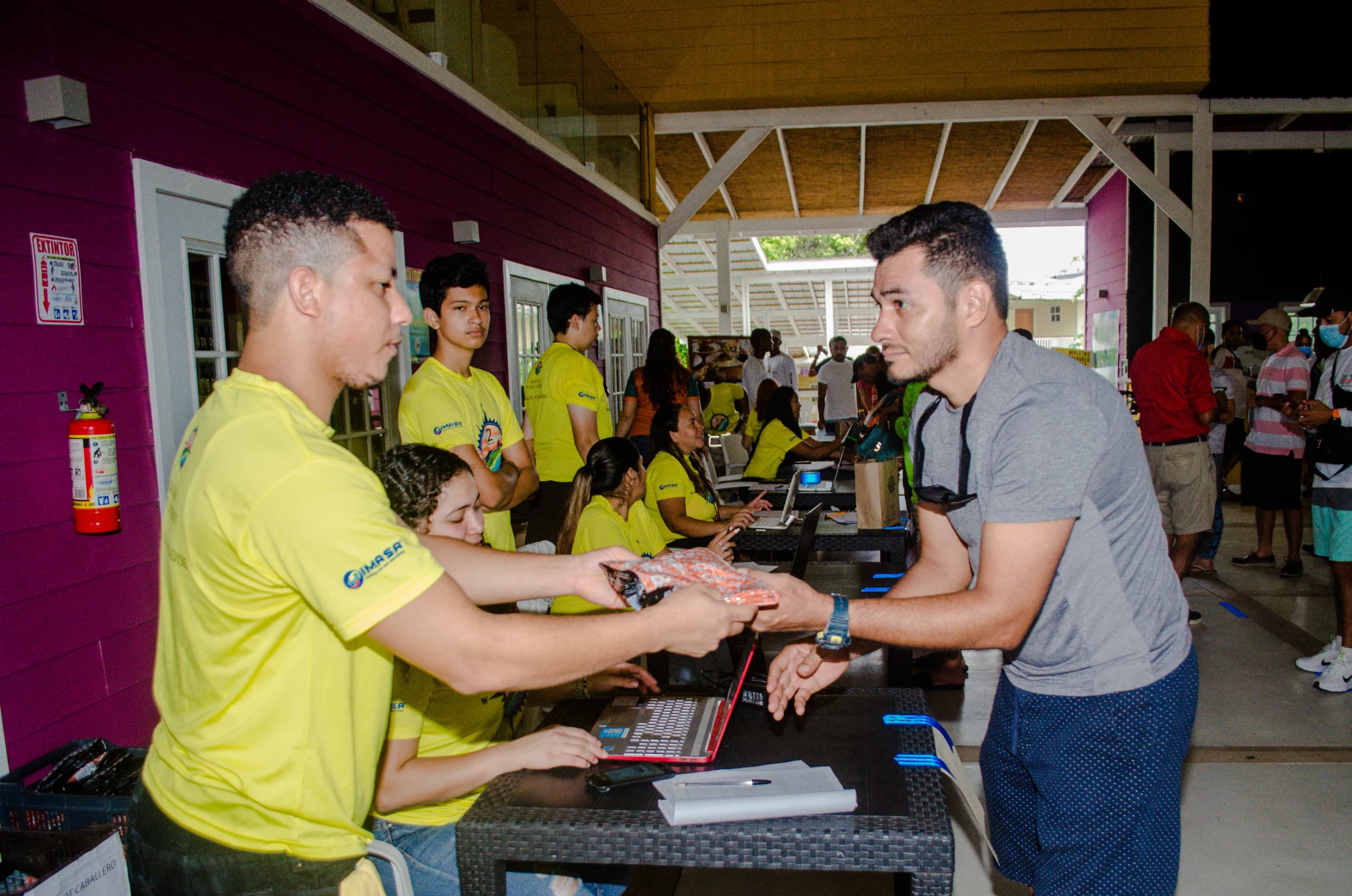 Roatán Point 2 Point — registro staff camiseta amarilla imasa. Fotografía Adonis Maradiaga.