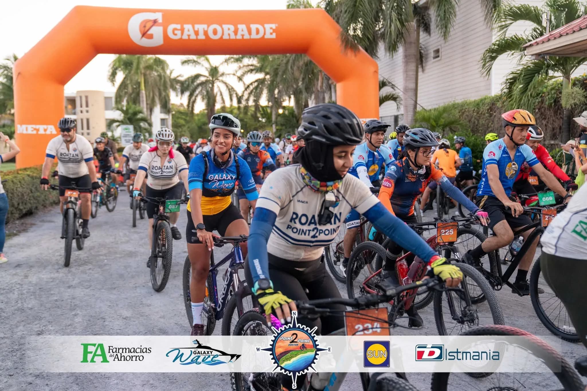 Roatán Point 2 Point — salida mtb arco gatorade meta multitud.