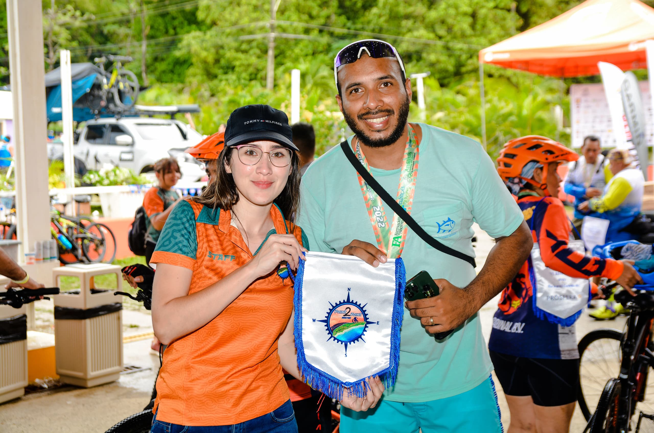 Roatán Point 2 Point — staff participante banderin point 2 point. Fotografía Adonis Maradiaga.