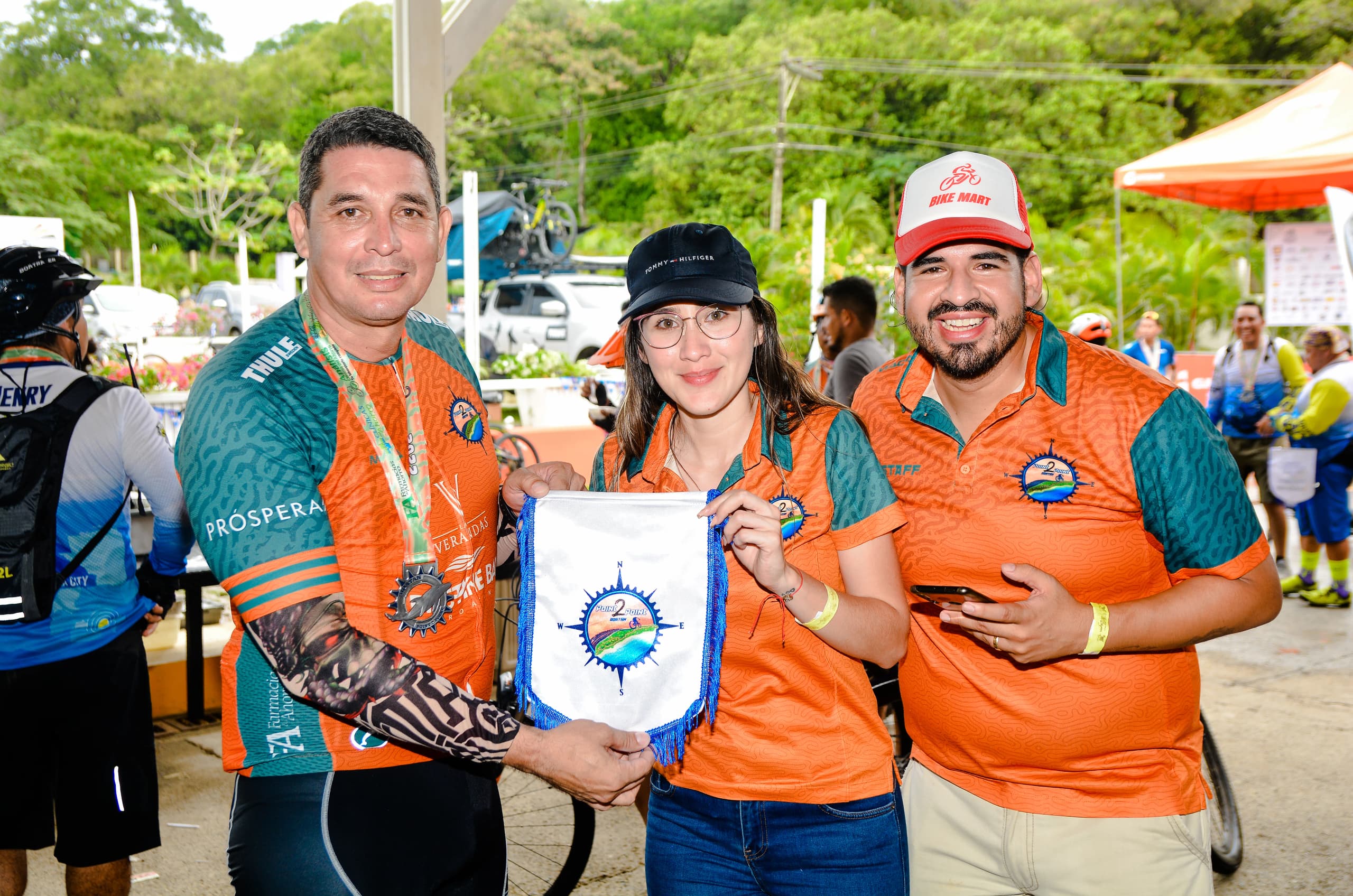 Roatán Point 2 Point — tres participantes banderin medallas. Fotografía Adonis Maradiaga.