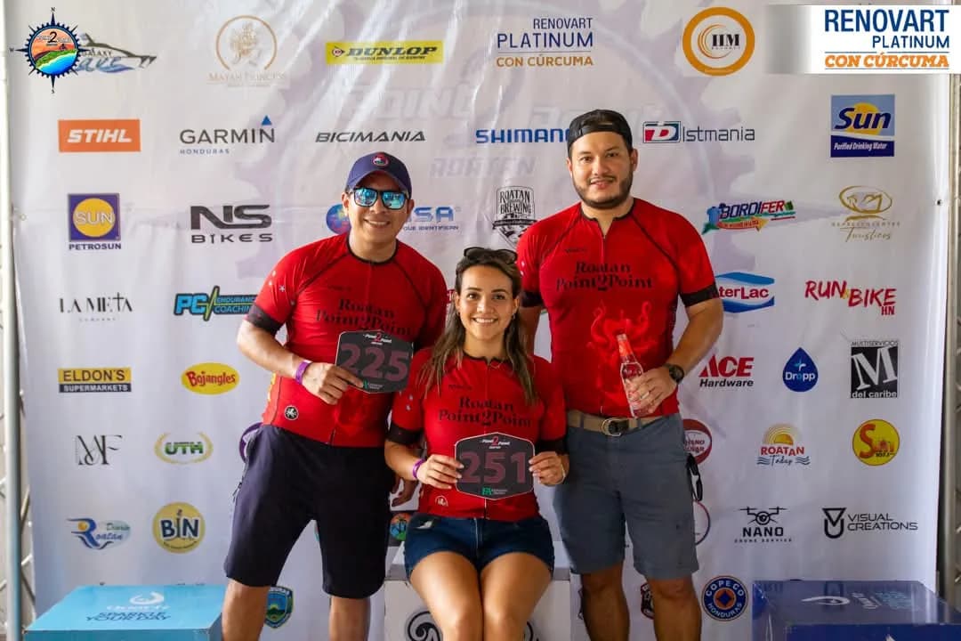 Roatán Point 2 Point — tres participantes jersey rojo dorsal 225 251.